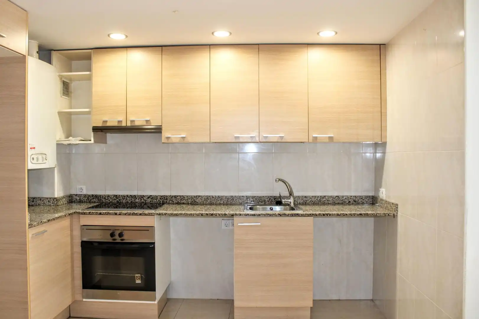 Küche von Wohnung zum Verkauf in Cassà de la Selva mit Heizung, Ofen und Balkon