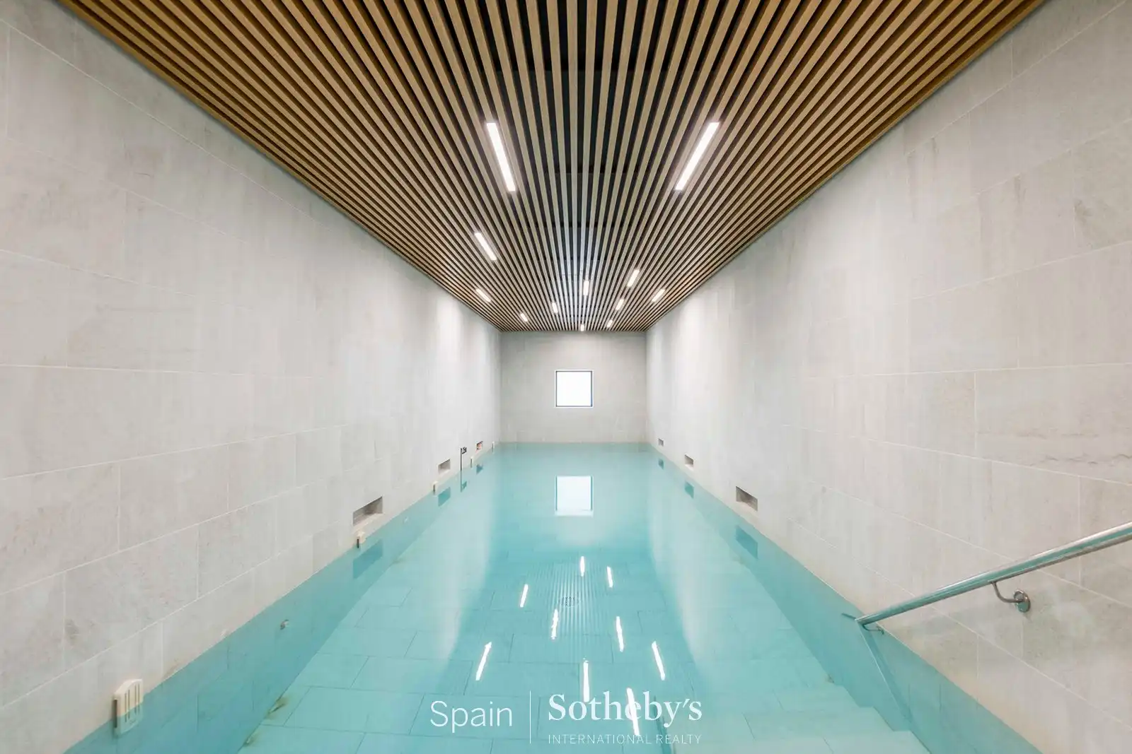 Piscina de Ático en venta en Madrid con Aire acondicionado, Calefacción y Jardín privado