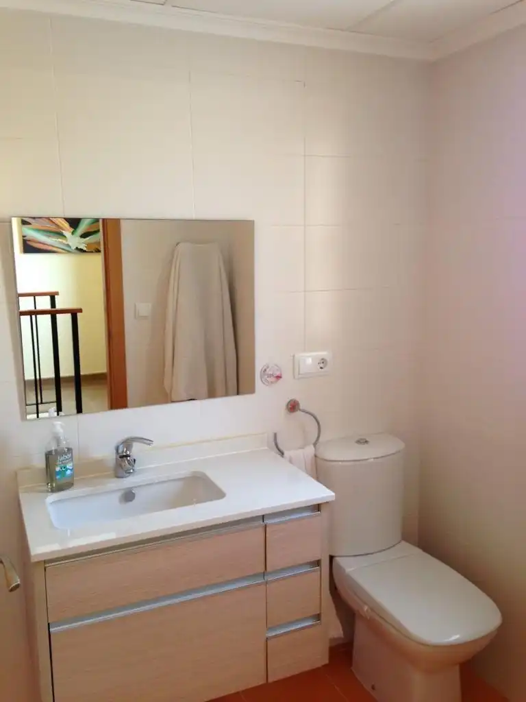 Badezimmer von Einfamilien-Reihenhaus zur Miete in Cullera mit Klimaanlage, Terrasse und Abstellraum