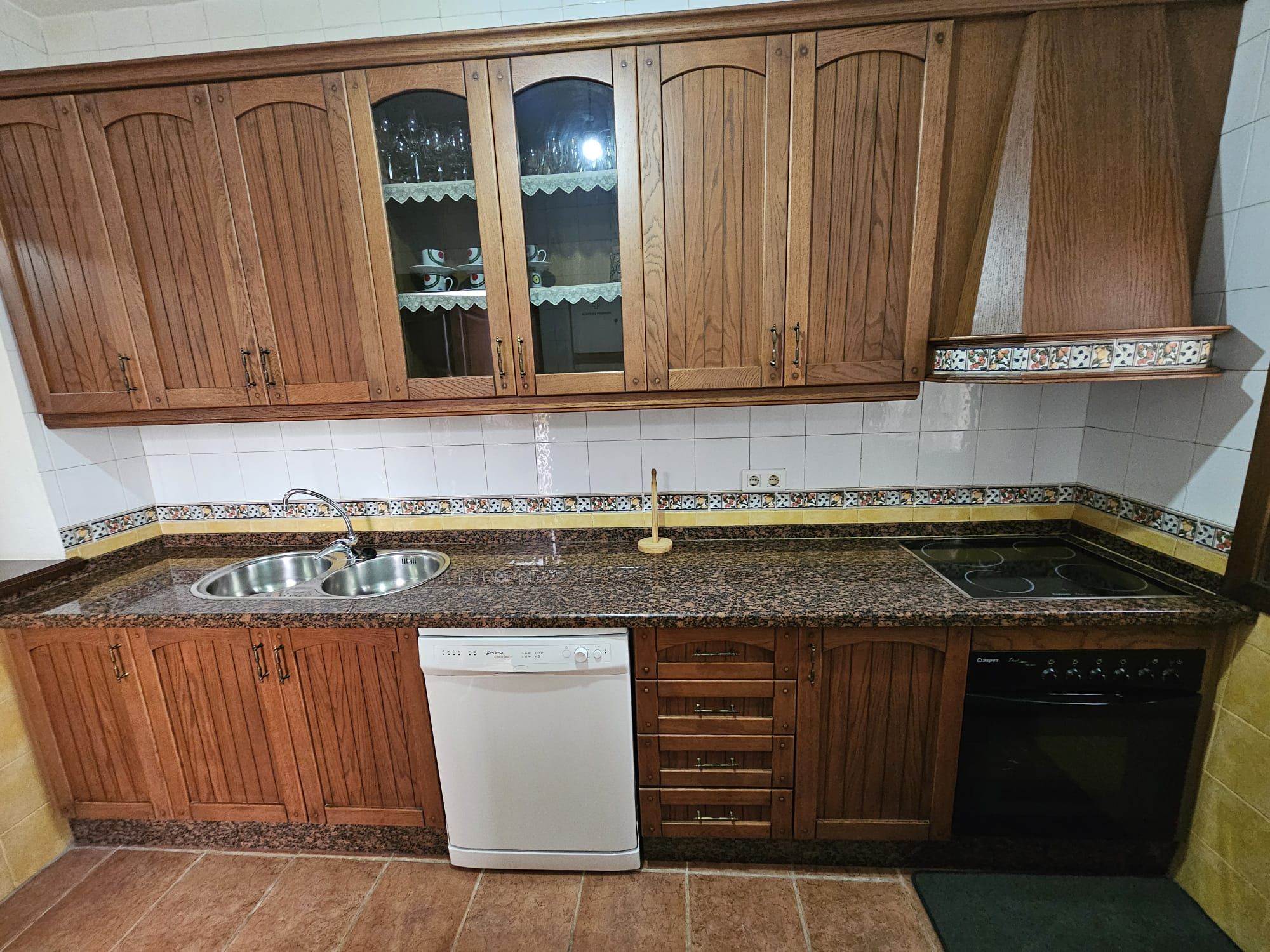 Single-family semi-detached to rent in Guaro