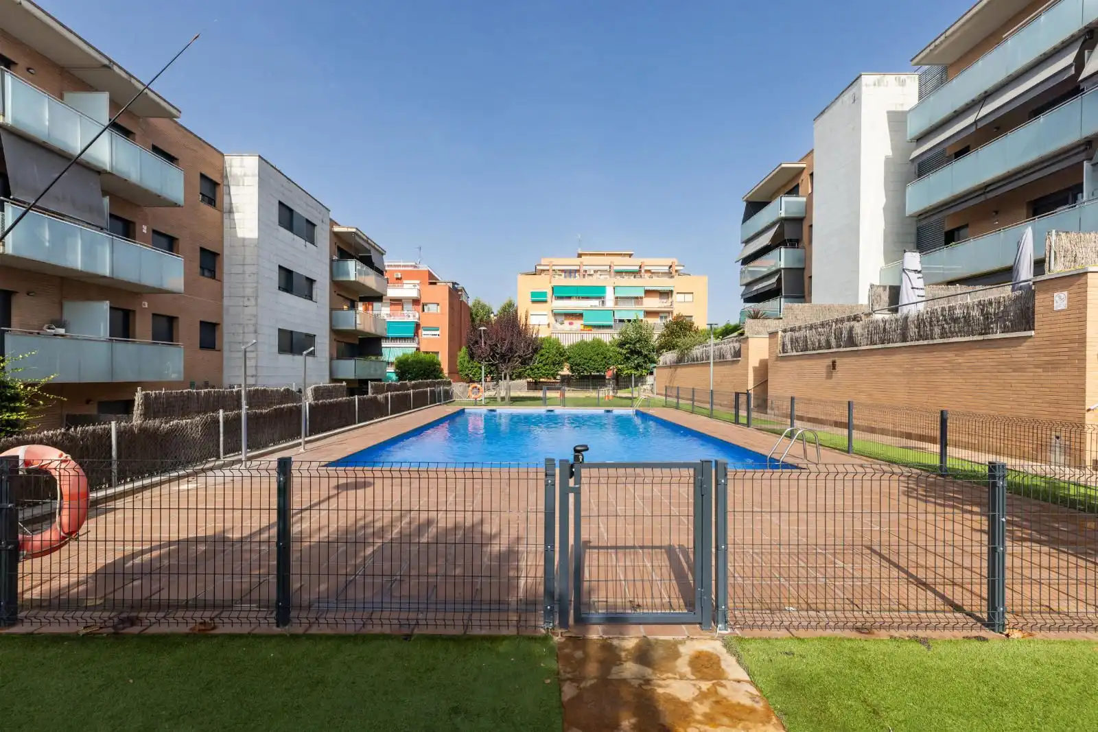 Piscina de Pis en venda en Parets del Vallès amb Calefacció, Jardí privat i Parquet