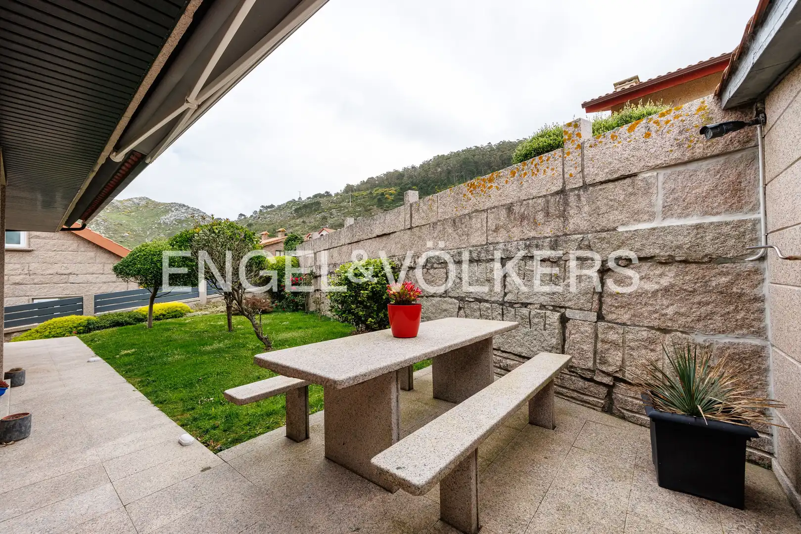 Terrassa de Casa o xalet en venda en Oia amb Calefacció, Jardí privat i Parquet