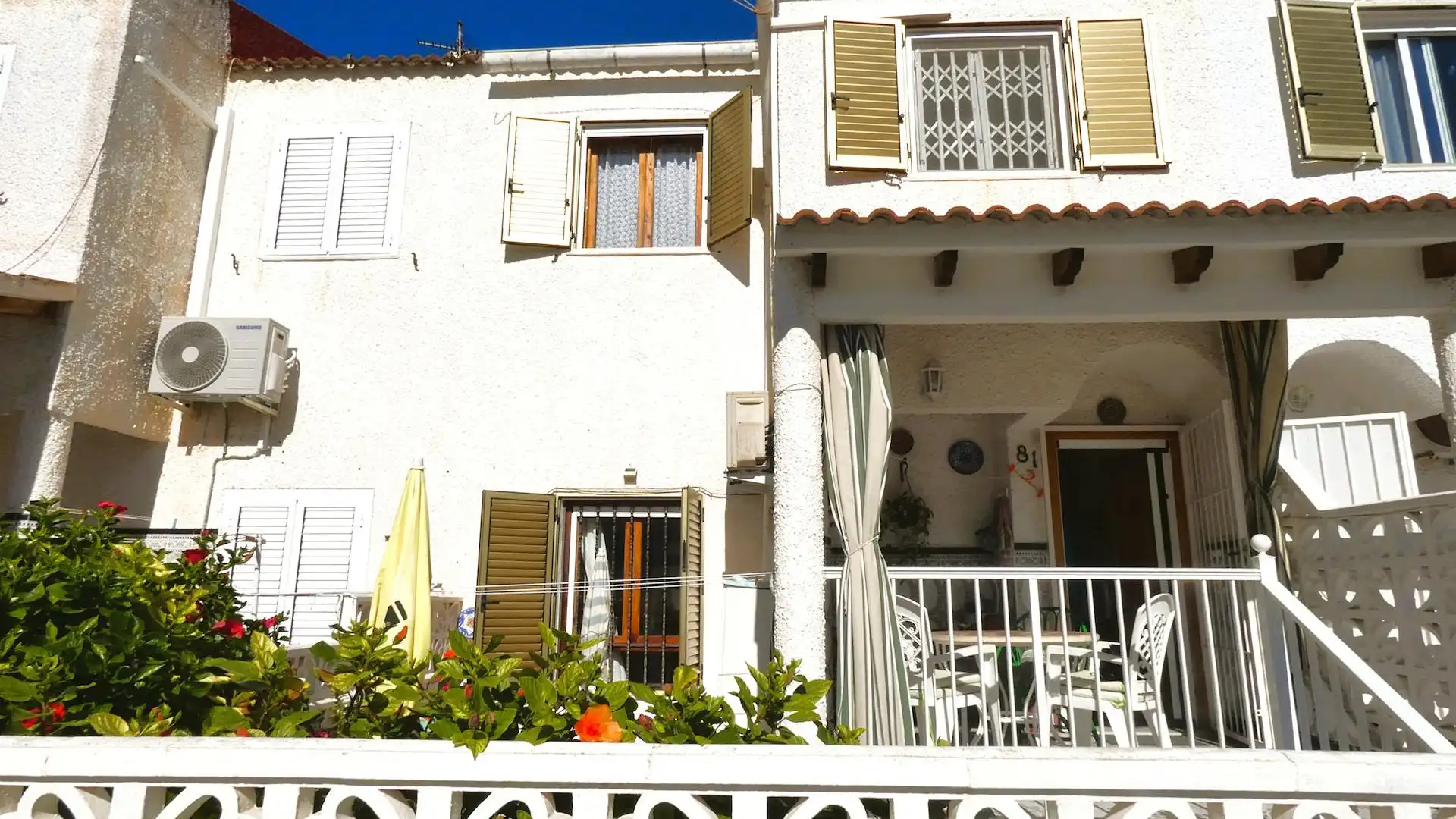 Vista exterior de Casa o xalet en venda en Torrevieja amb Piscina comunitària