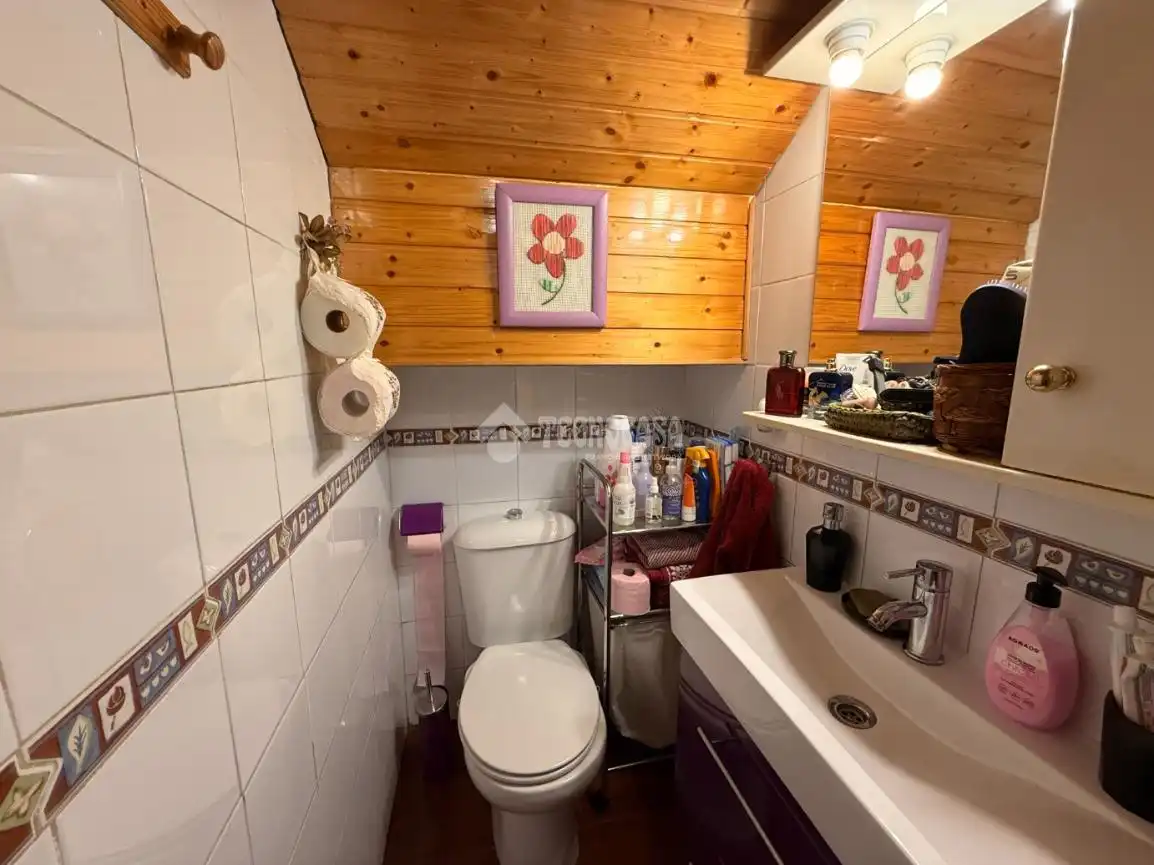 Badezimmer von Einfamilien-Reihenhaus zum Verkauf in Torrejón del Rey mit Klimaanlage, Heizung und Privatgarten