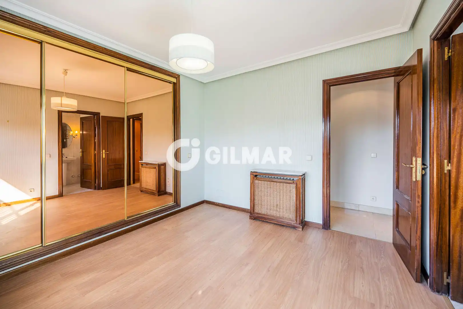 Dormitori de Casa adosada en venda en Madrid amb Calefacció, Jardí privat i Piscina