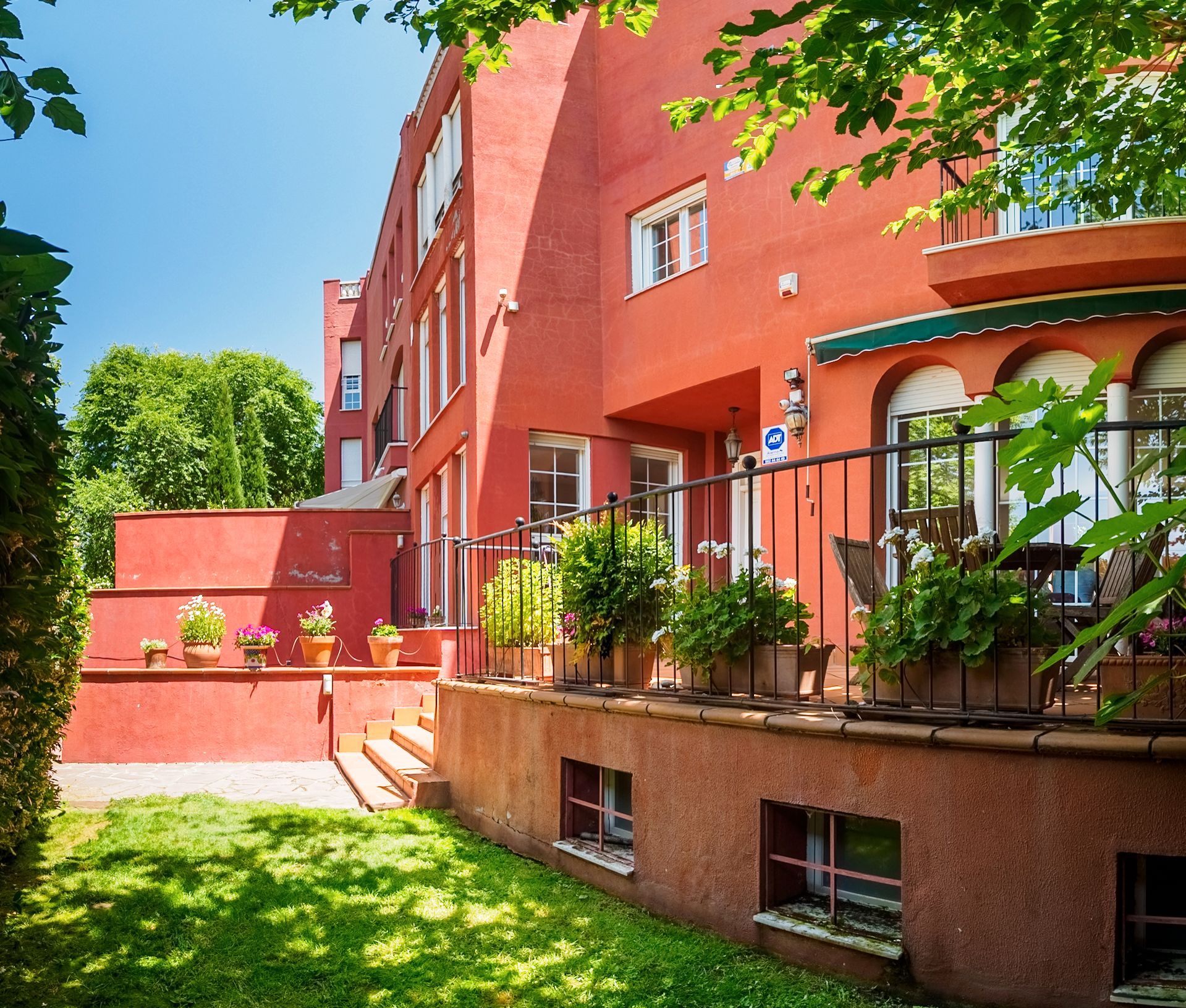 Vista exterior de Casa adosada en venta en  Madrid Capital con Aire acondicionado, Calefacción y Jardín privado