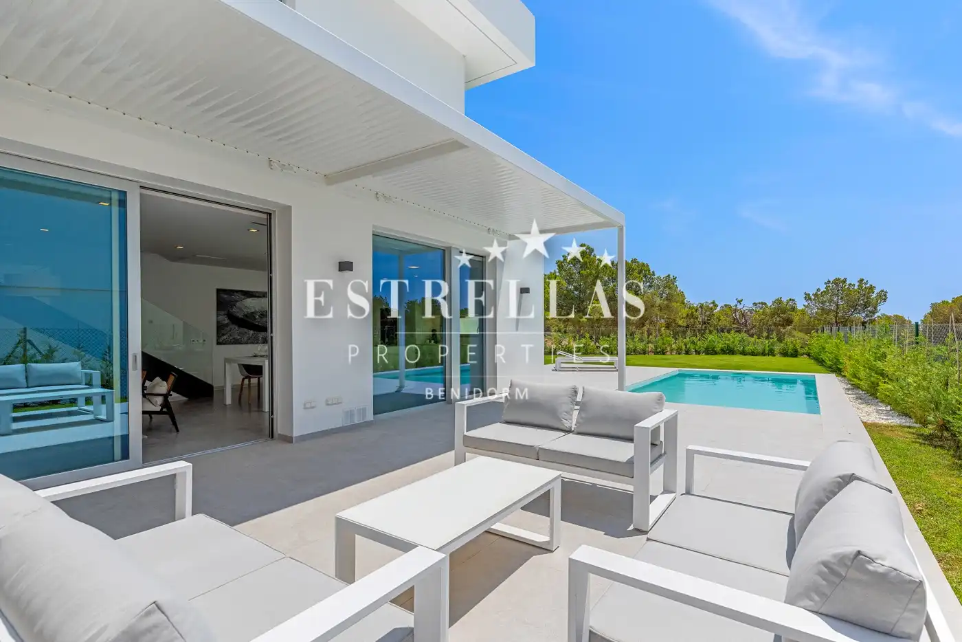 Chalet con piscina en venta en Golf Bahía, imagen 3