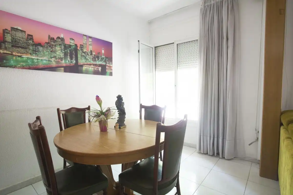 Comedor de Apartamento para compartir en Barcelona con Aire acondicionado, Calefacción y Amueblado