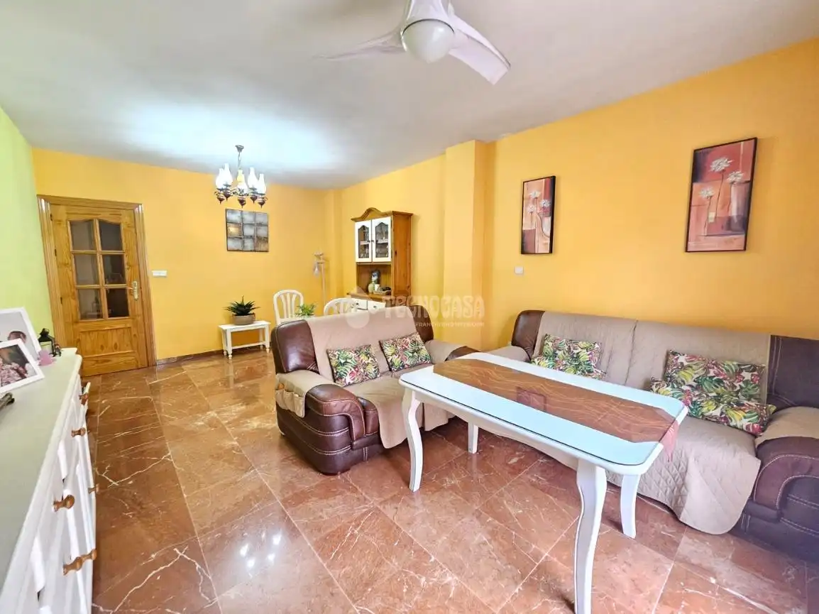 Sala d'estar de Casa adosada en venda en Parque de la Ermita