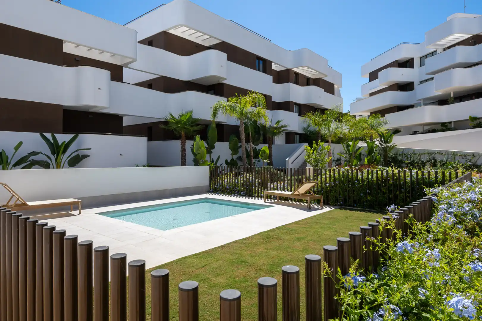 Vista exterior de Ático en venta en Estepona con Aire acondicionado, Terraza y Piscina