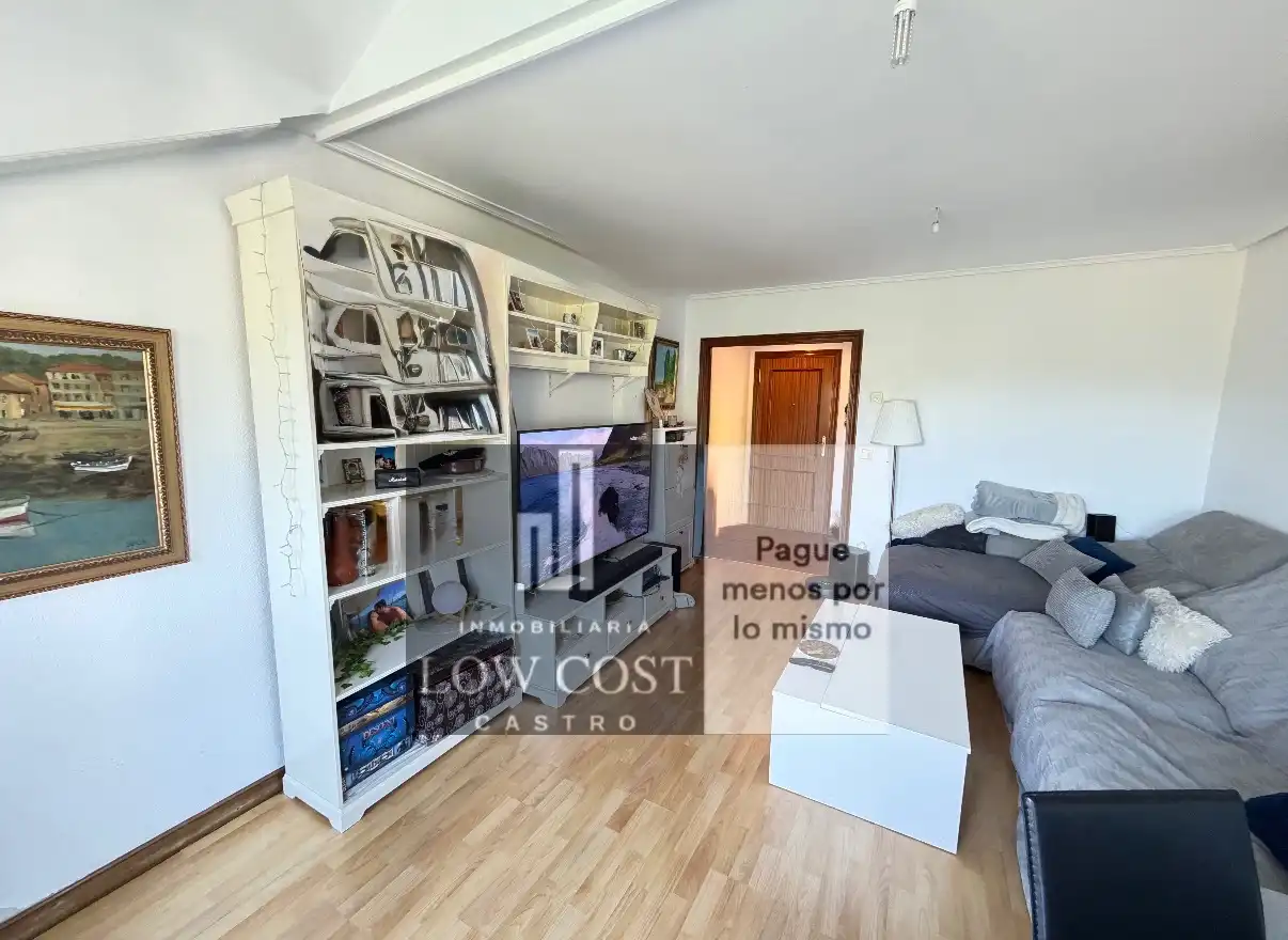 Sala de estar de Ático en venta en Castro-Urdiales con Calefacción, Terraza y Balcón