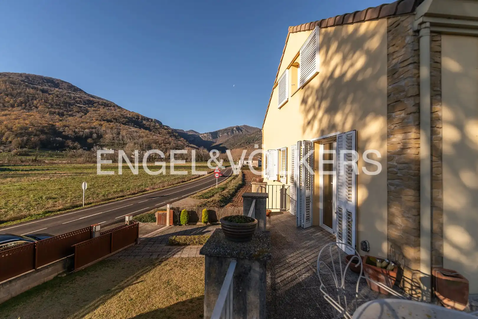 Vista exterior de Casa o xalet en venda en La Vall d'en Bas amb Aire condicionat, Calefacció i Jardí privat