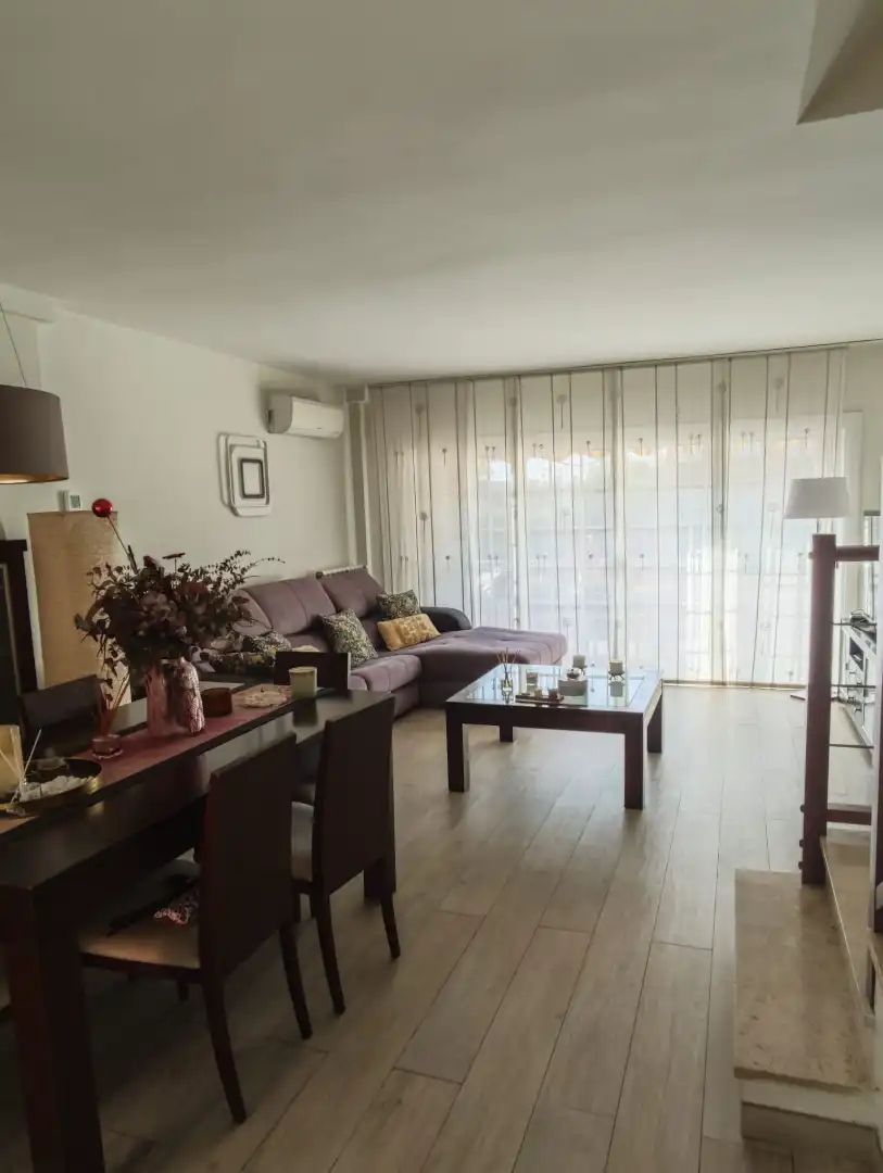 Wohnzimmer von Einfamilien-Reihenhaus zum Verkauf in Cubelles mit Klimaanlage, Heizung und Privatgarten