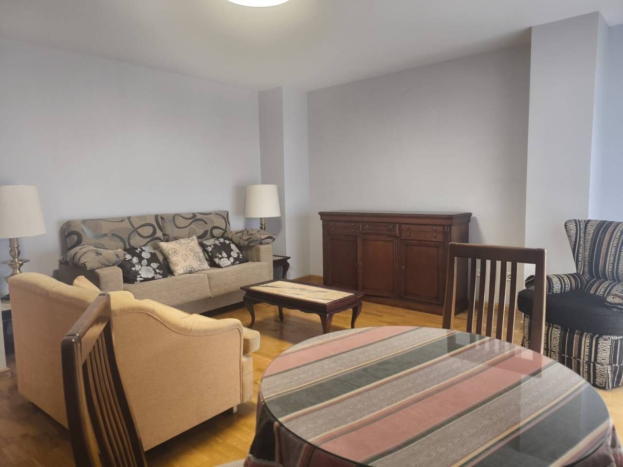 Sala d'estar de Pis de lloguer en León Capital  amb Calefacció, Parquet i Moblat