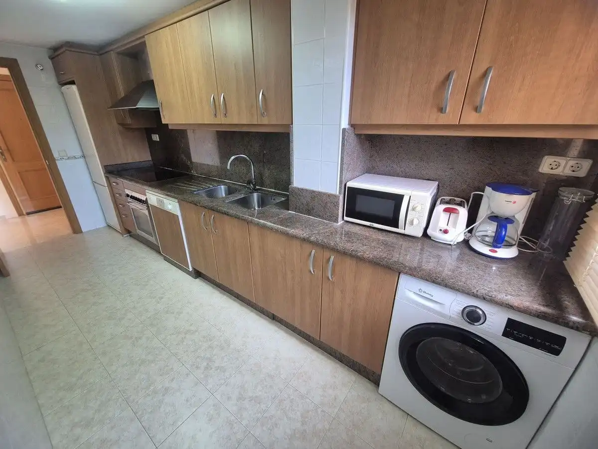 Cuina de Apartament de lloguer en Estepona amb Aire condicionat, Calefacció i Terrassa