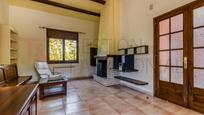 Sala d'estar de Casa o xalet en venda en Caldes de Malavella amb Calefacció, Jardí privat i Piscina