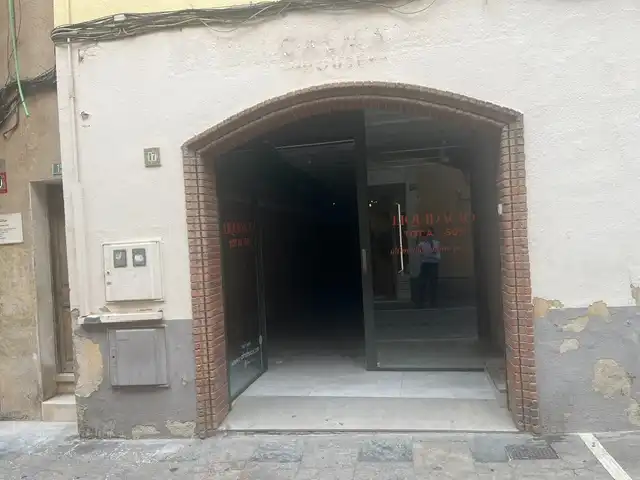 Locale commerciale in affitto a Carrer de Santa Maria 17