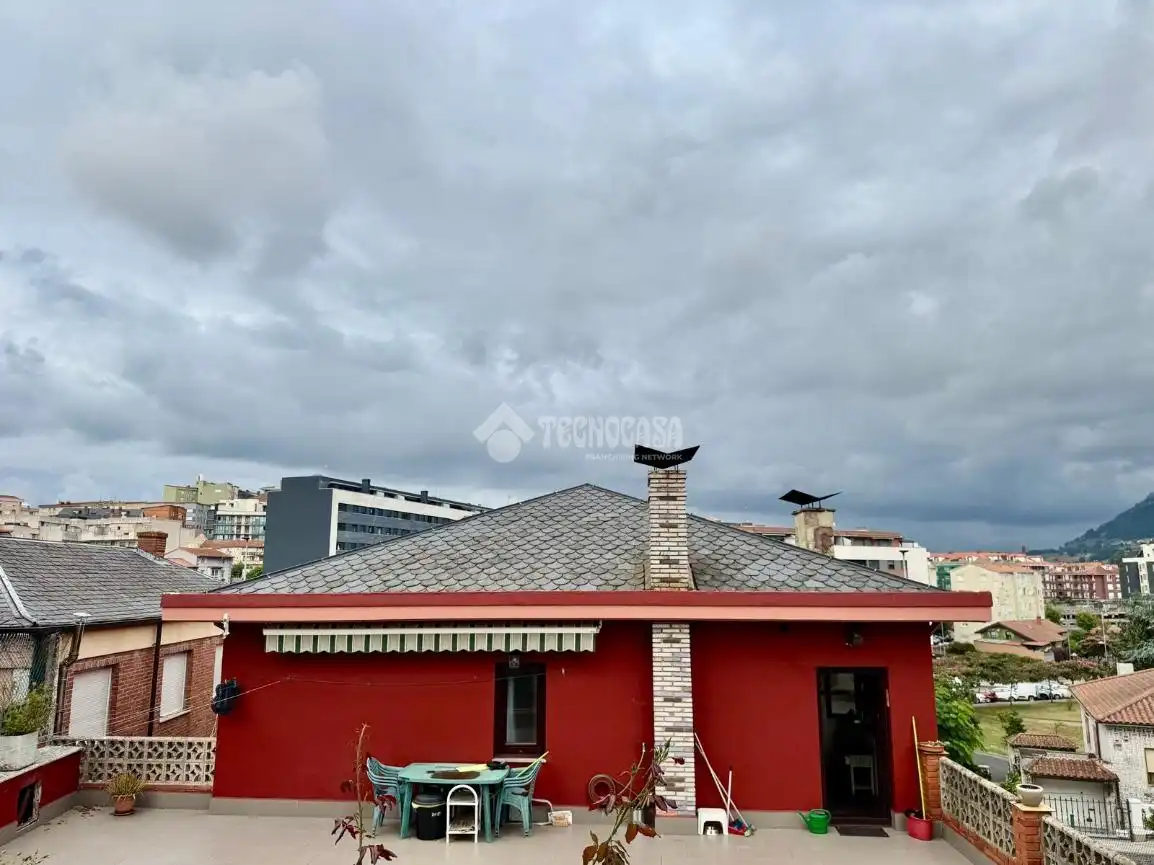 Vista exterior de Casa o xalet en venda en El Astillero   amb Calefacció, Parquet i Terrassa