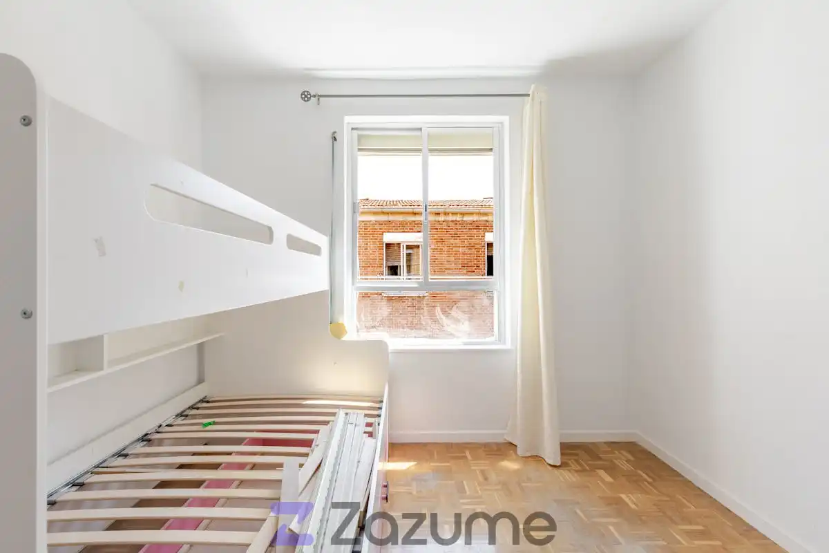 Schlafzimmer von Dachboden zur Miete in Madrid mit Klimaanlage, Heizung und Parkett