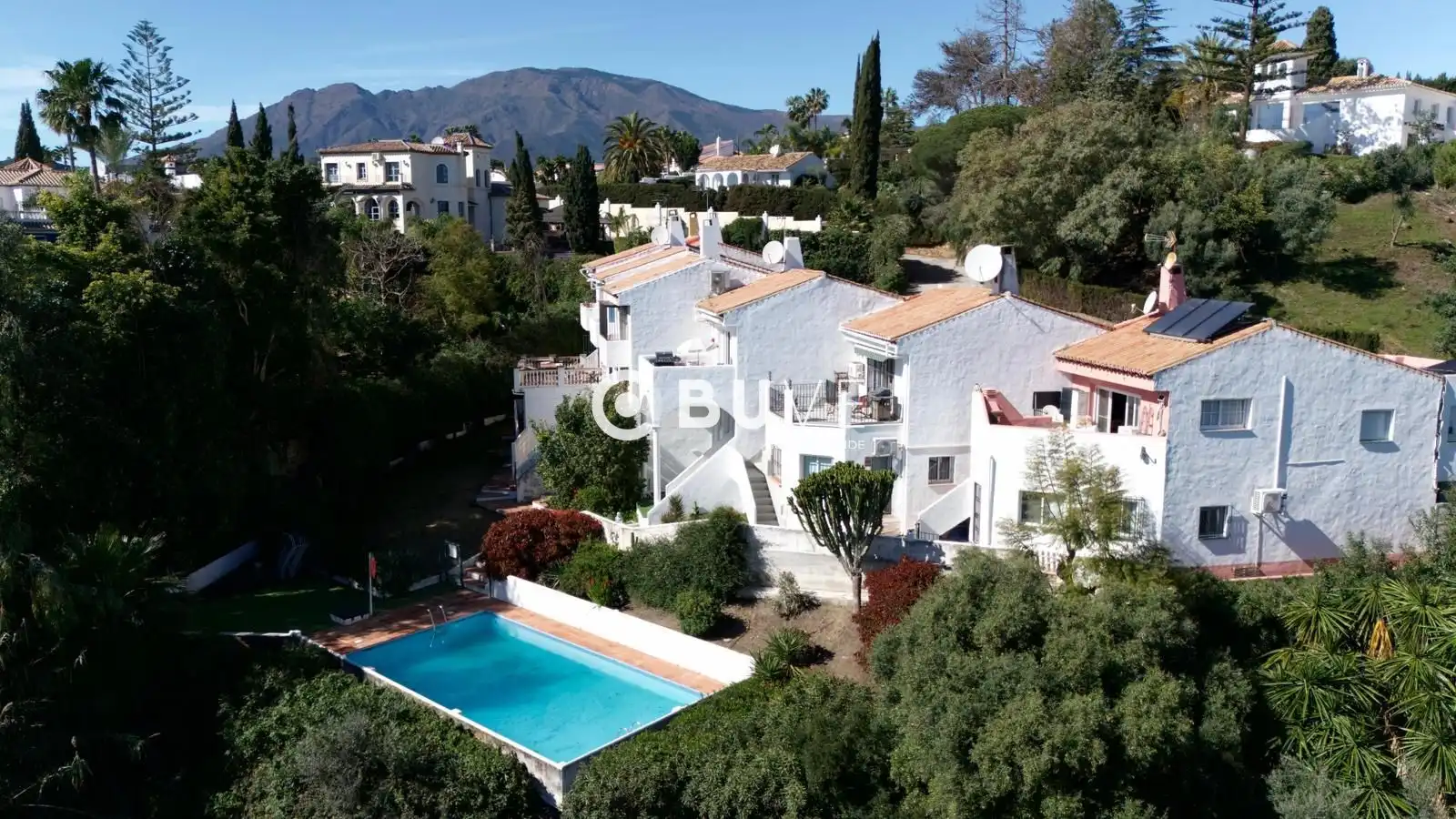 Vista exterior de Casa adosada en venta en Estepona con Terraza, Piscina y Alarma