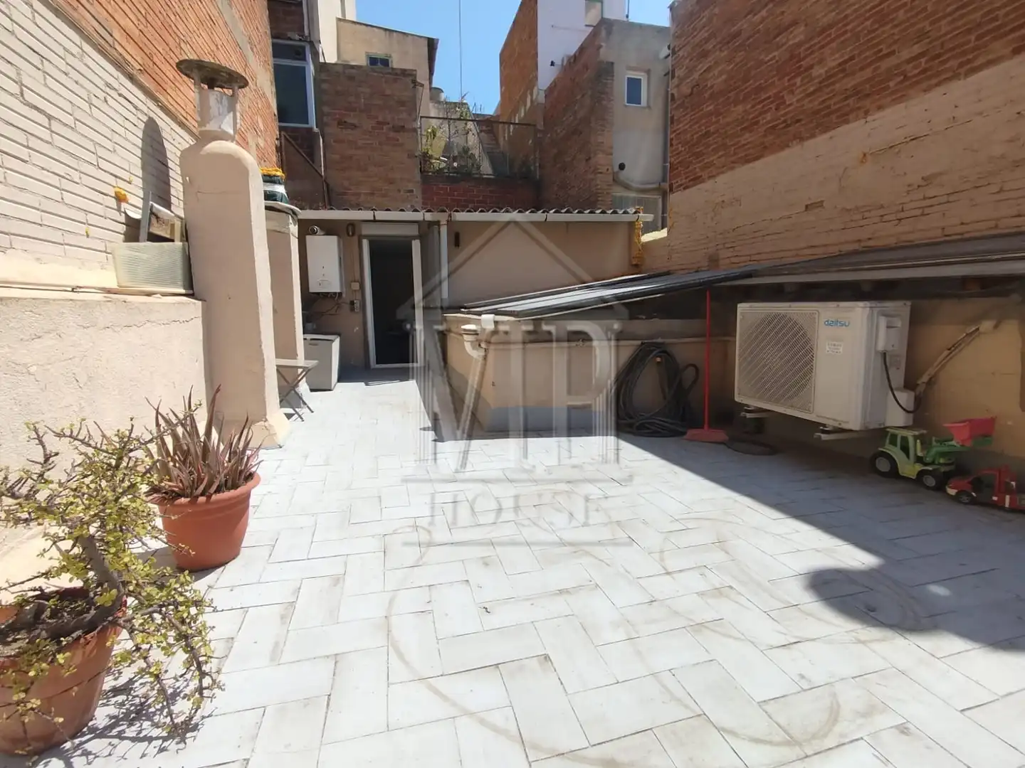 Terrasse von Einfamilien-Reihenhaus zum Verkauf in Badalona mit Klimaanlage, Heizung und Parkett