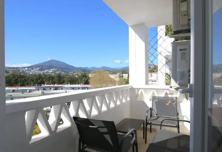 Terrasse von Wohnung zum Verkauf in Marbella mit Klimaanlage, Heizung und Privatgarten