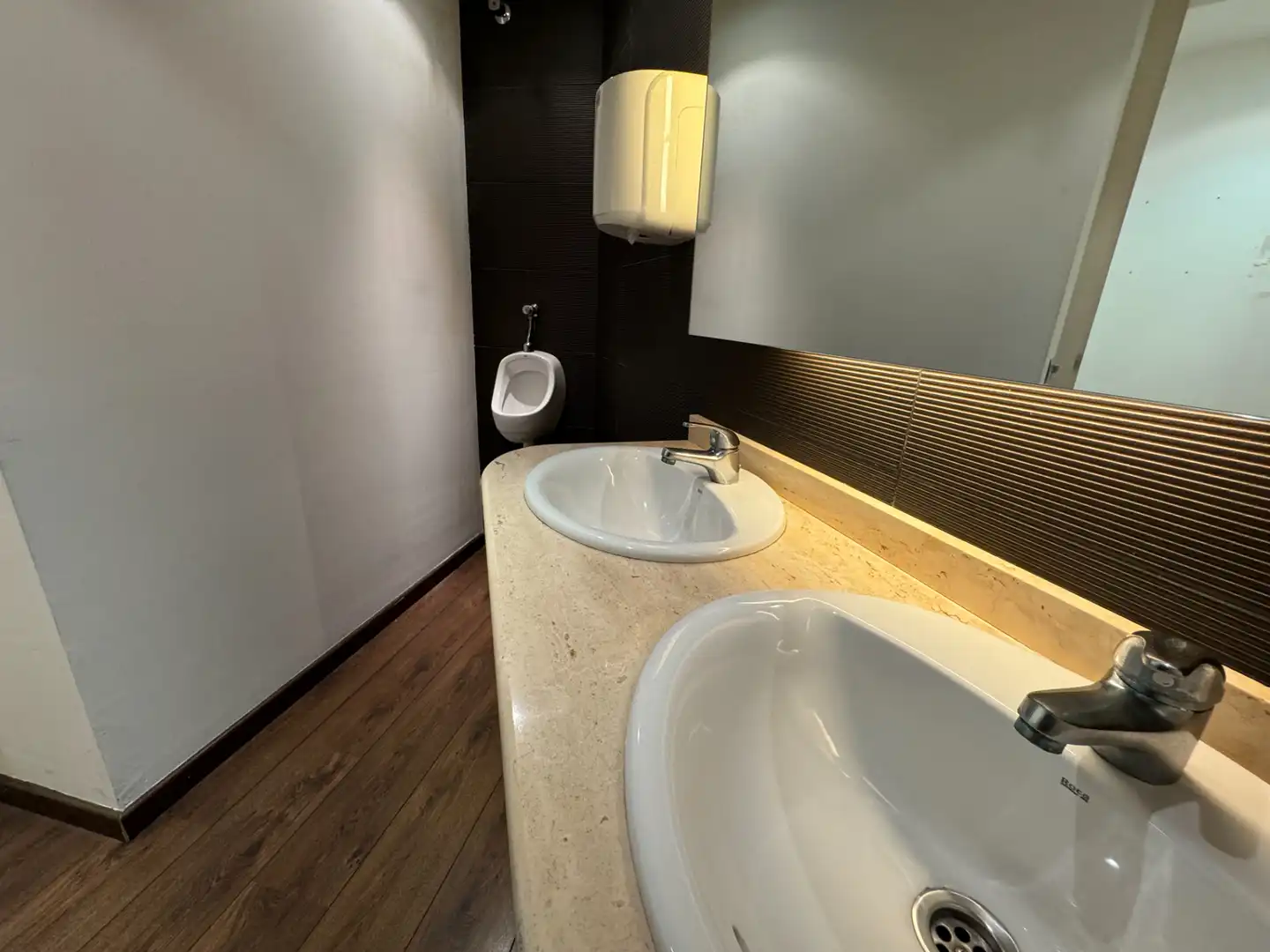 Baño de Oficina de alquiler en Barcelona con Aire acondicionado, Calefacción y Terraza
