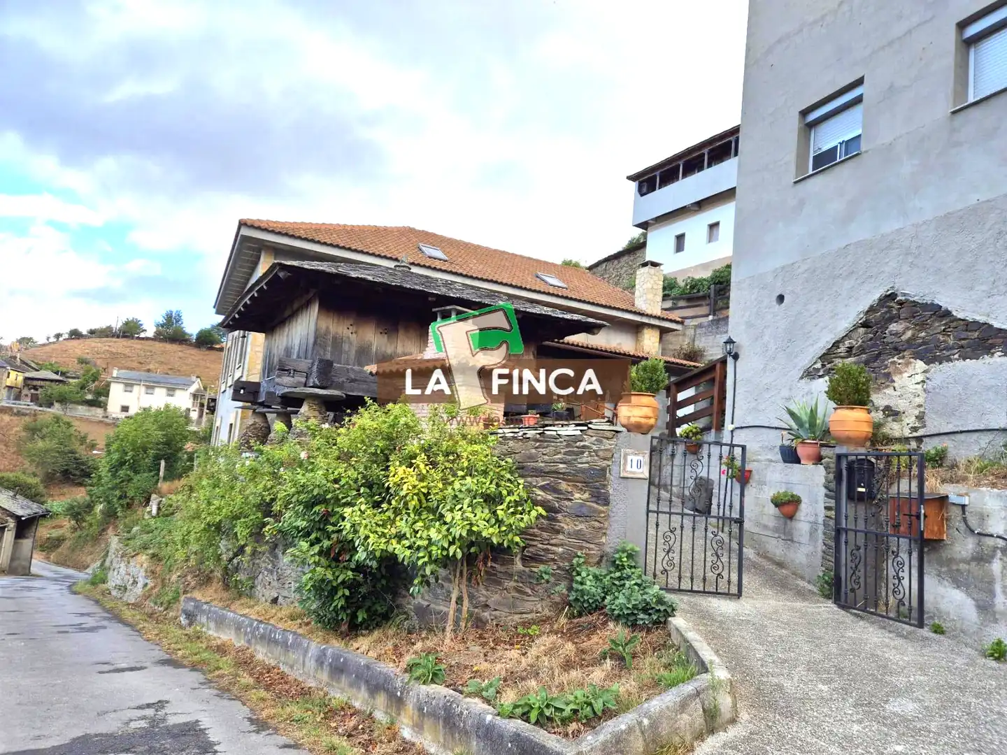 Exterior view of Houses for sale in Cangas del Narcea  with Terrace and Furnished