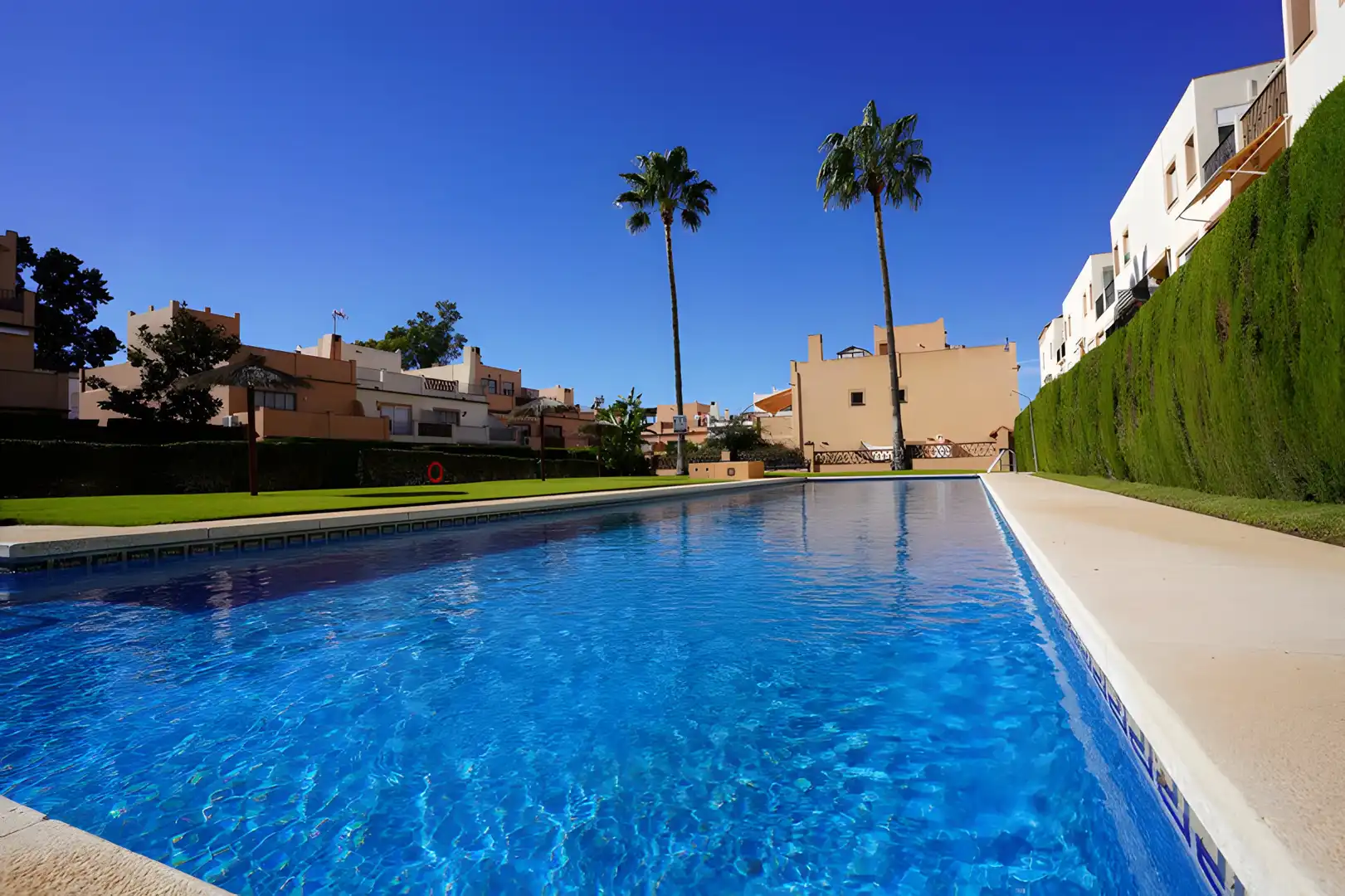 Piscina de Casa adosada en venda en Estepona amb Aire condicionat, Jardí privat i Terrassa