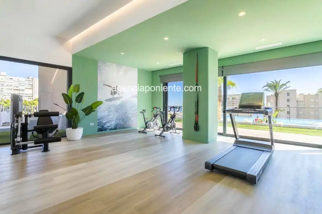 Sala de estar de Piso de alquiler en Benidorm con Aire acondicionado, Calefacción y Terraza