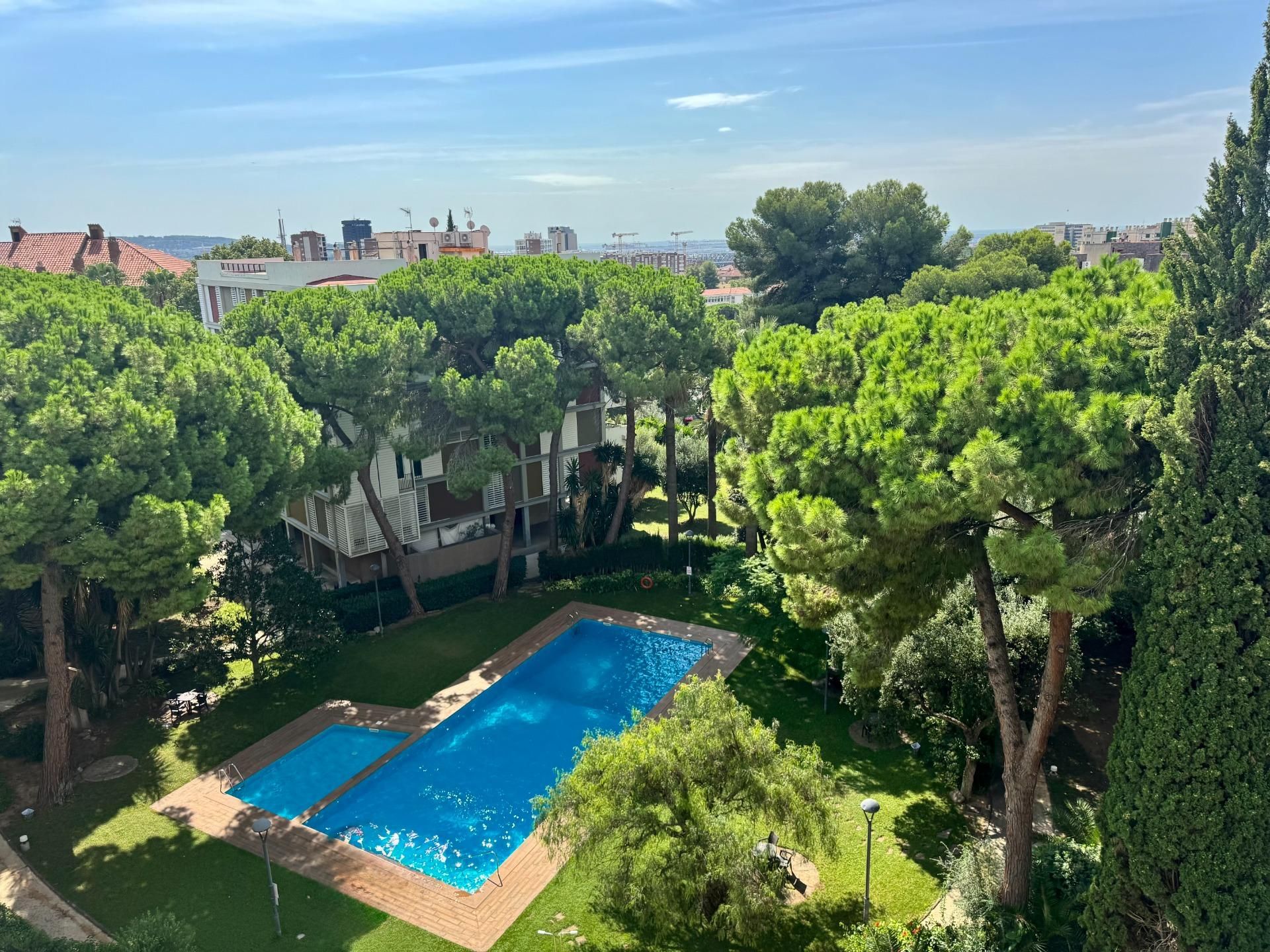 Swimming pool of Flat for sale in  Barcelona Capital  with Air Conditioner, Heating and Private garden