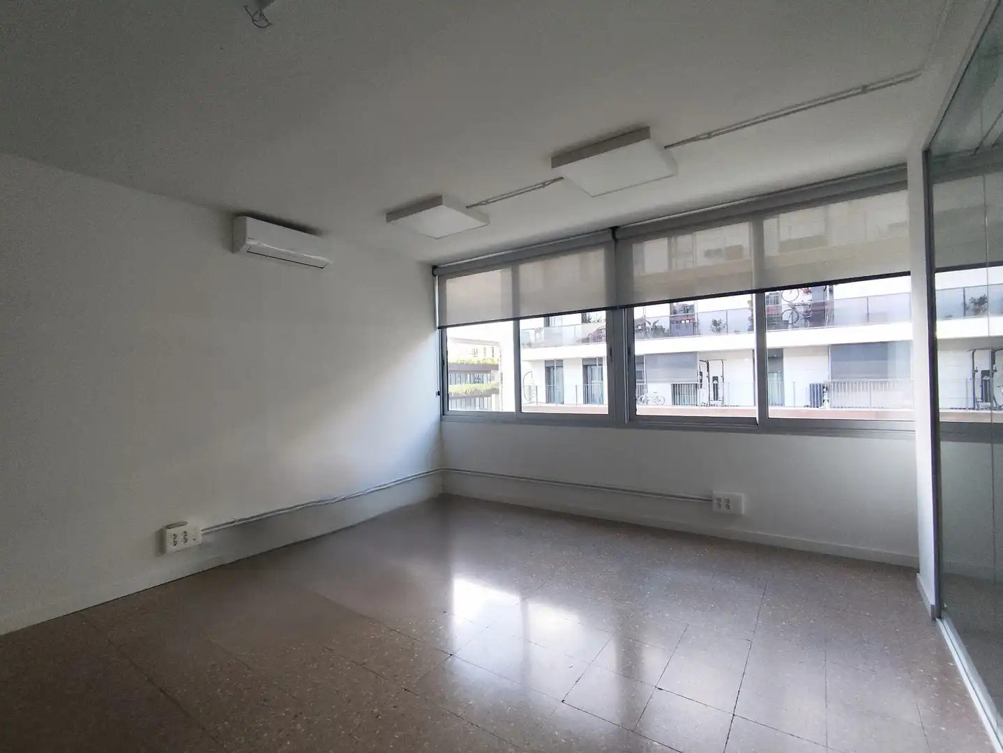 Büro zur Miete in Barcelona mit Klimaanlage und Alarm