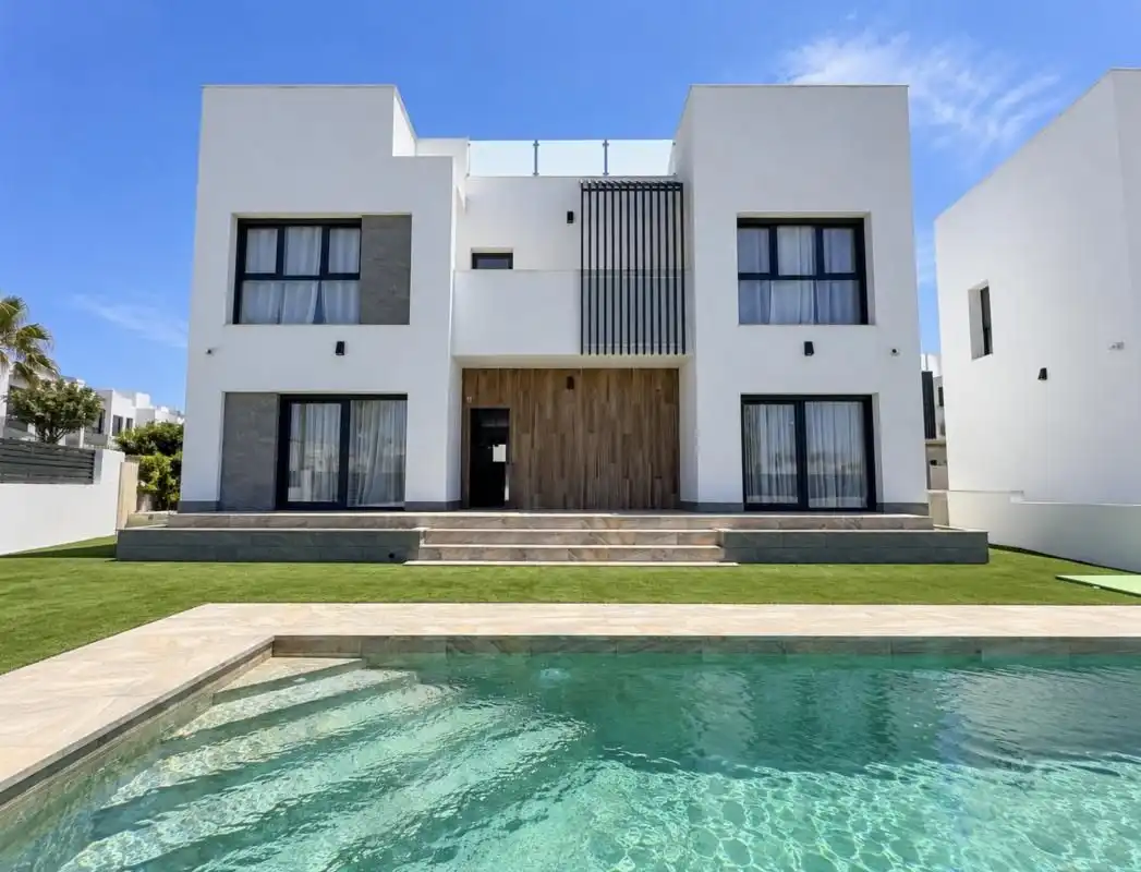 Chalet con piscina en venta en Nueva Torrevieja - Aguas Nuevas