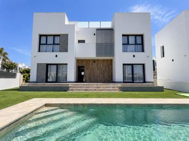Chalet con piscina en venta en Nueva Torrevieja - Aguas Nuevas