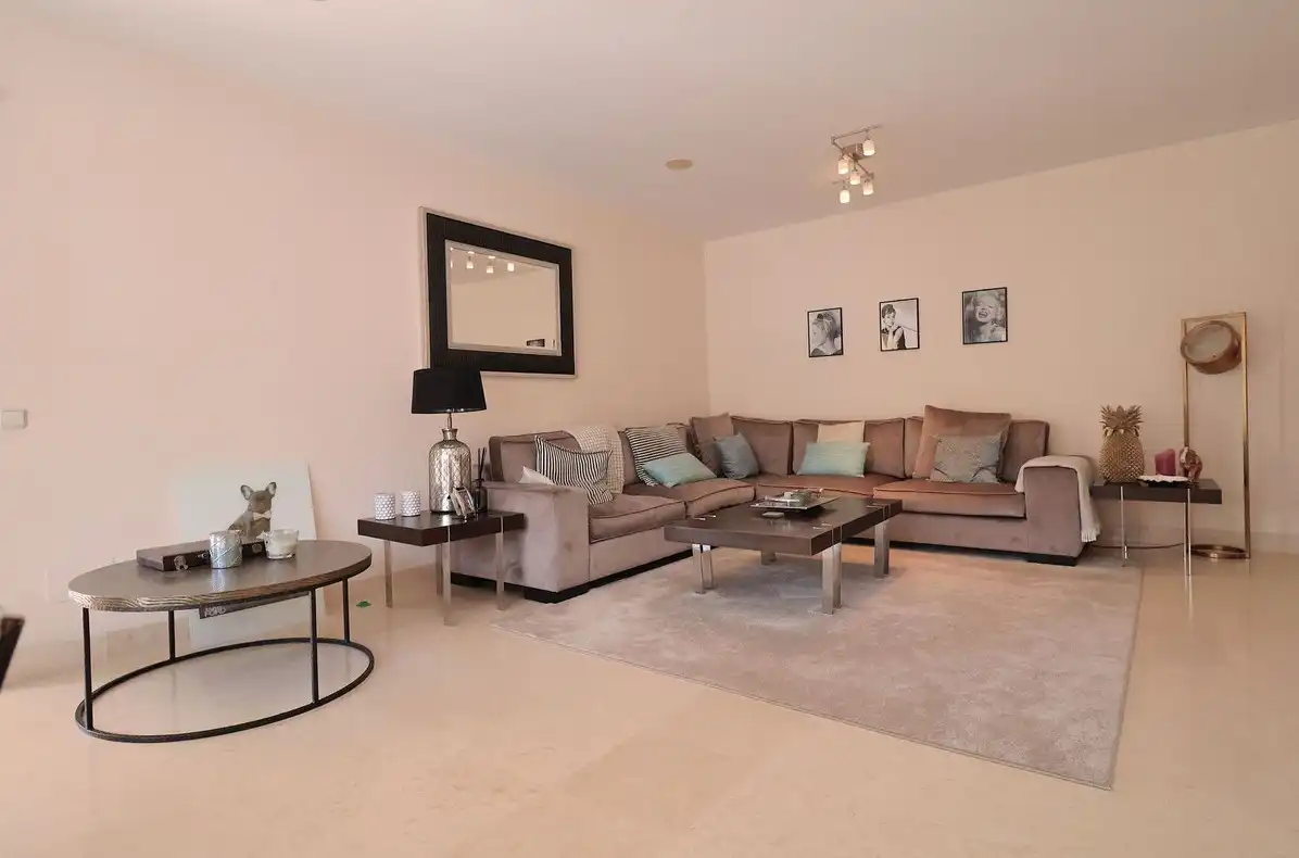 Sala de estar de Apartamento en venta en Benahavís con Aire acondicionado, Calefacción y Jardín privado