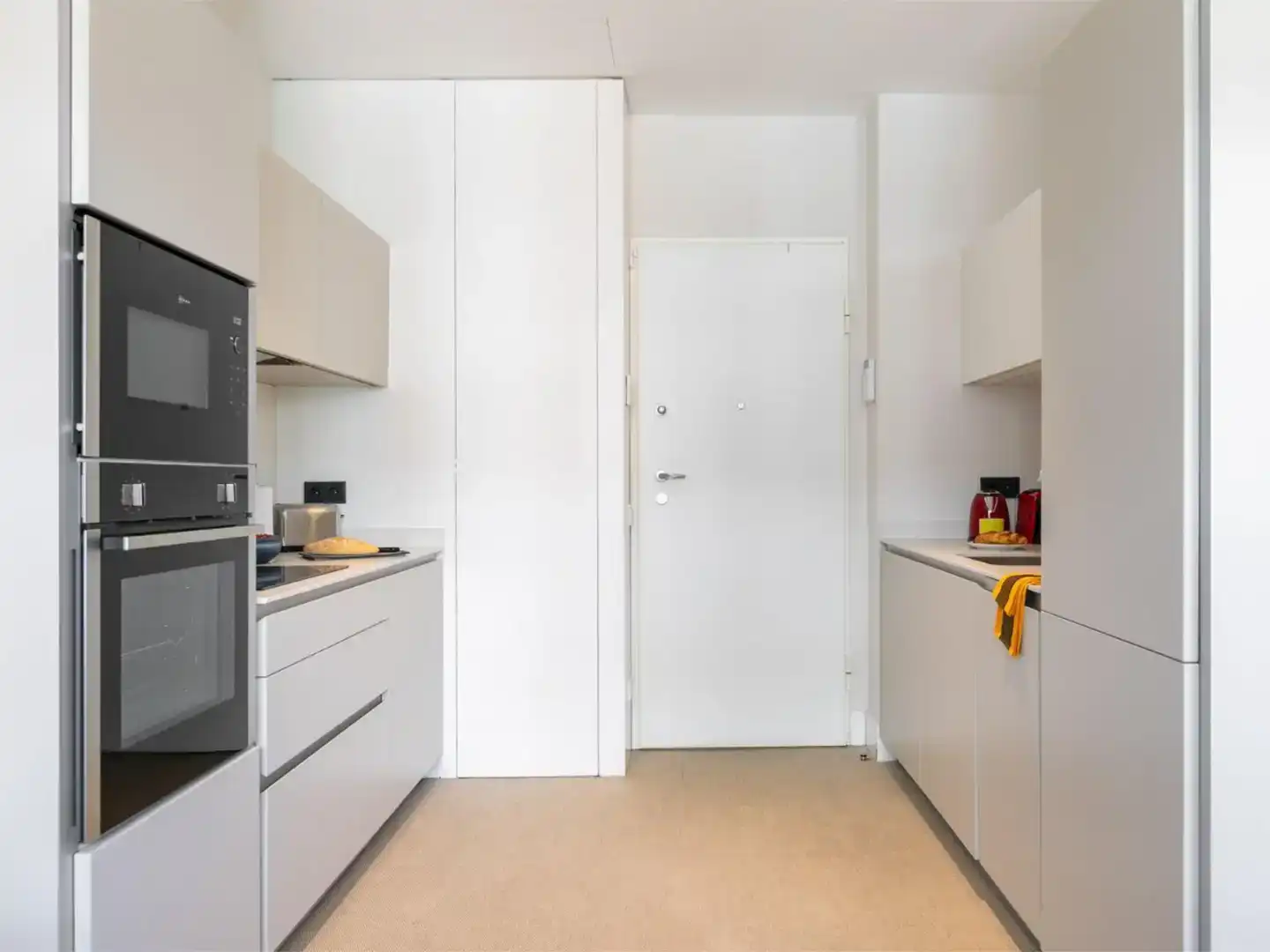 Cuina de Apartament de lloguer en  Madrid Capital amb Aire condicionat i Piscina
