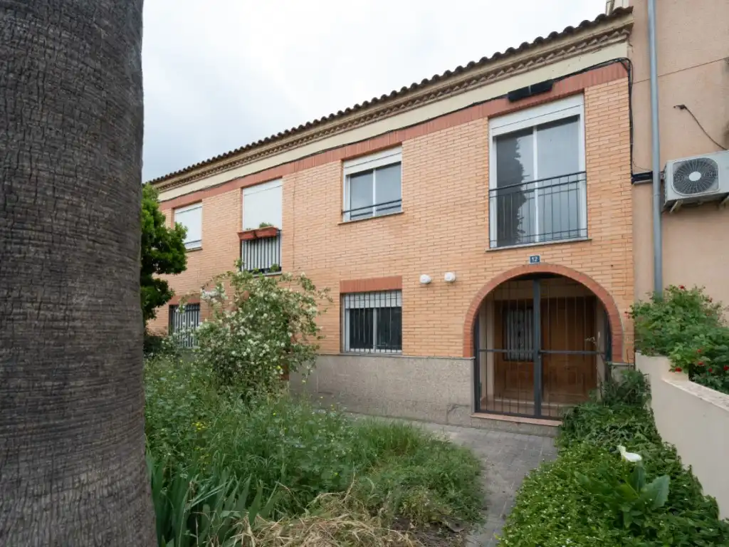 Außenansicht von Einfamilien-Reihenhaus zum Verkauf in Macastre mit Terrasse