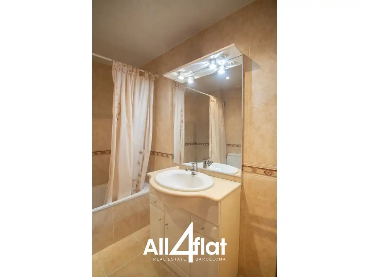 Badezimmer von Wohnung zum Verkauf in Viladecans mit Klimaanlage, Heizung und Balkon