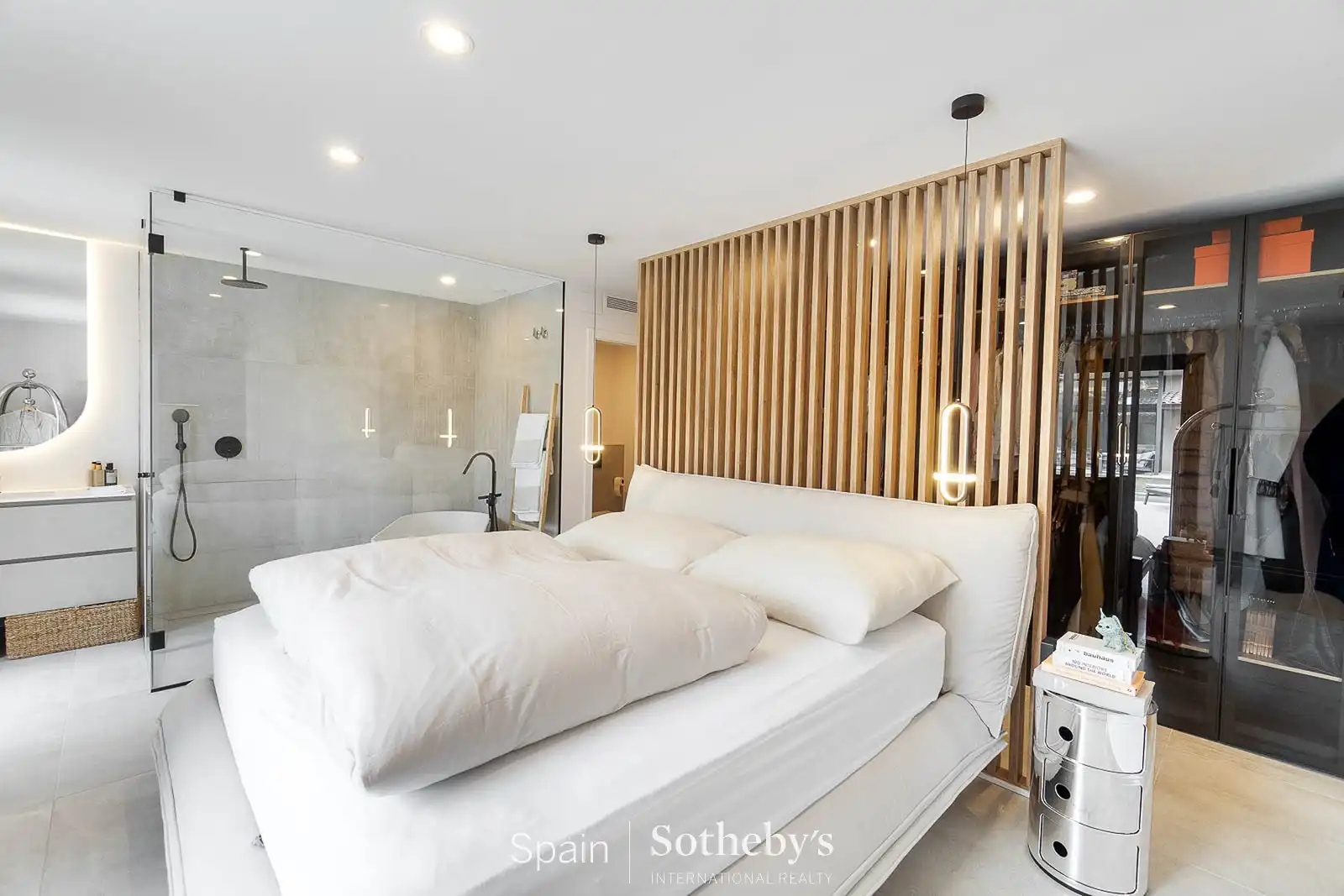 Dormitori de Casa o xalet en venda en Navata amb Aire condicionat, Jardí privat i Terrassa