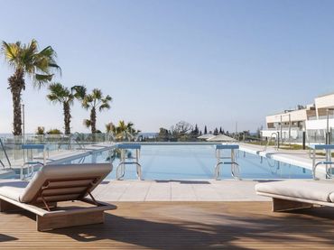 Baixos amb piscina en venda a Milla de Oro