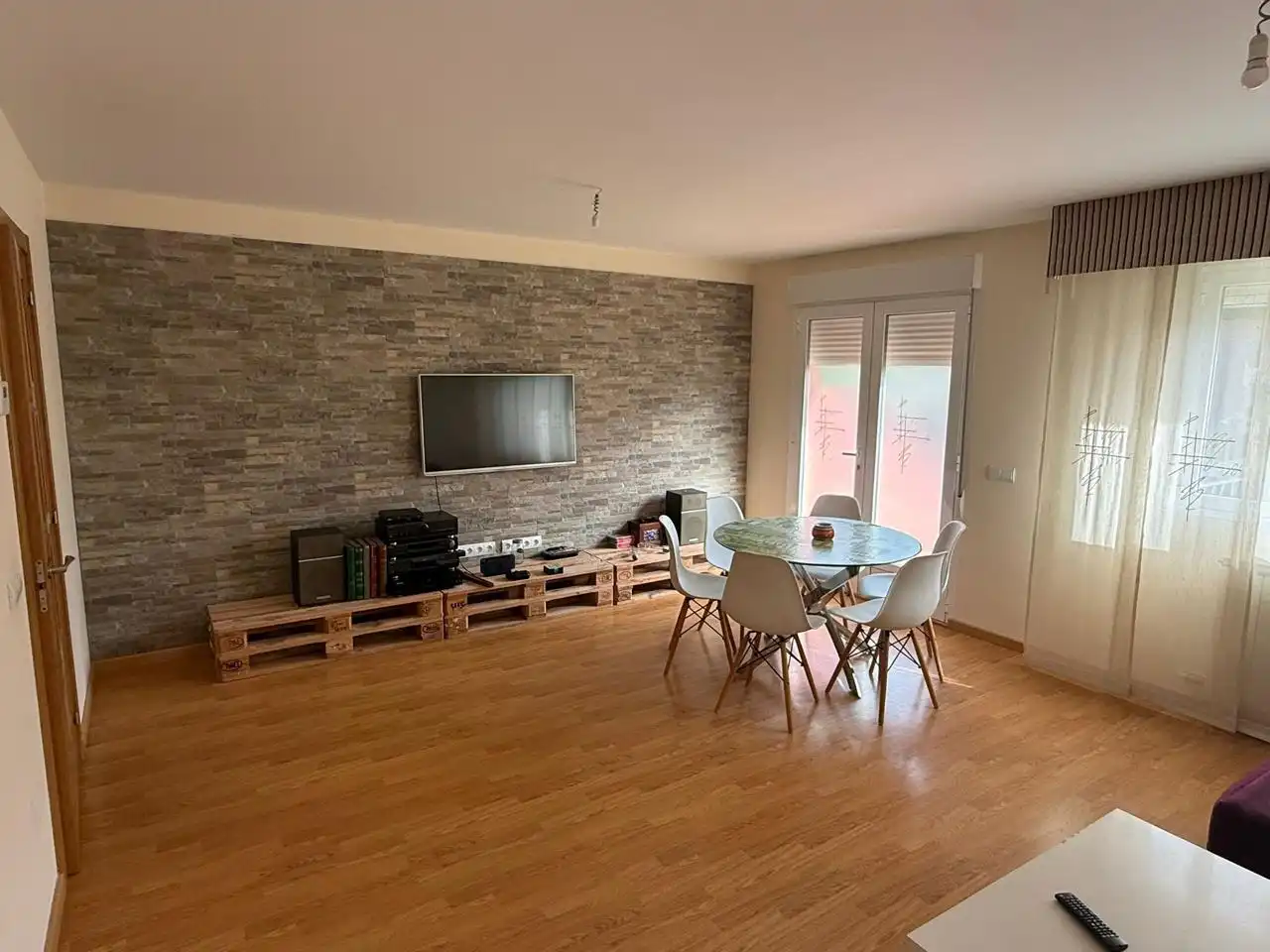 Sala d'estar de Casa adosada en venda en Cacabelos amb Calefacció i Jardí privat