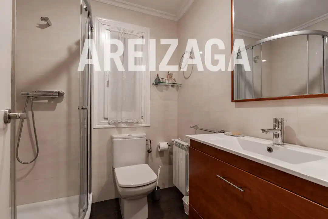 Baño de Piso en venta en Donostia - San Sebastián  con Calefacción y Balcón