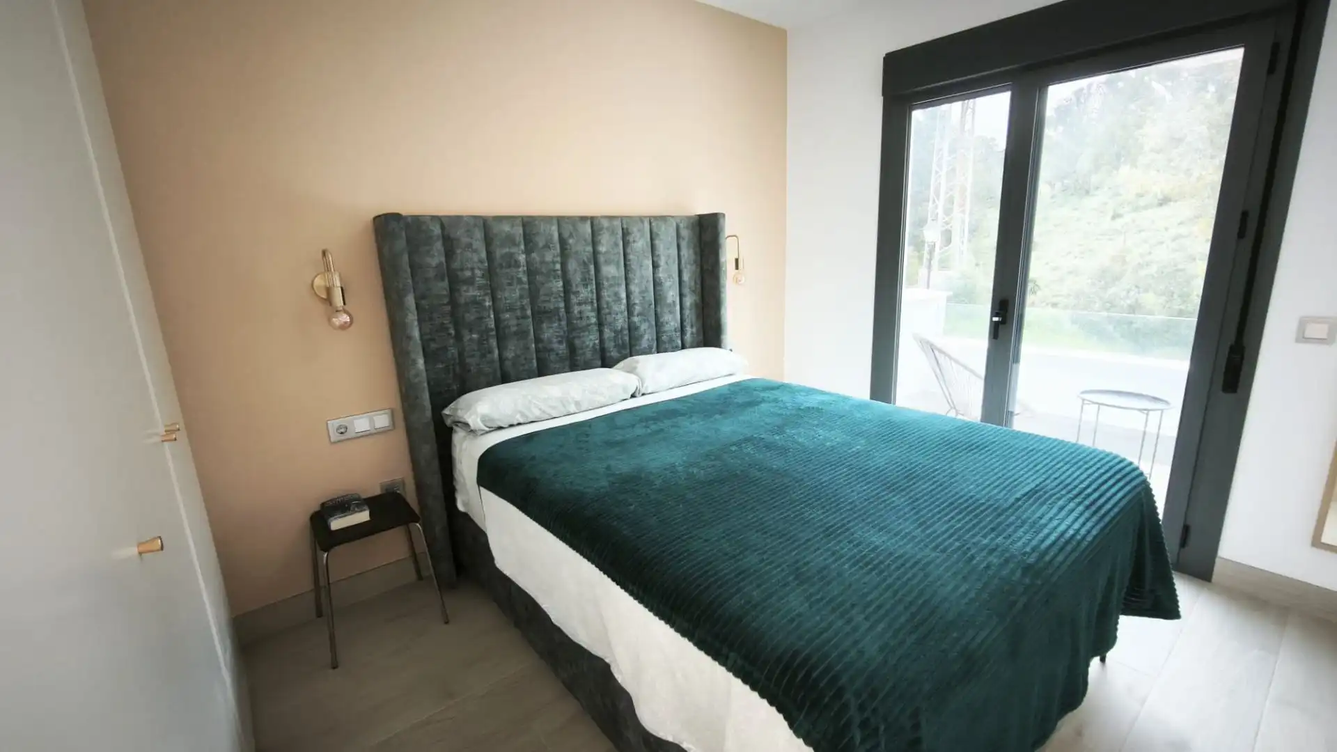 Dormitori de Casa adosada en venda en Vélez-Málaga amb Jardí privat, Terrassa i Traster
