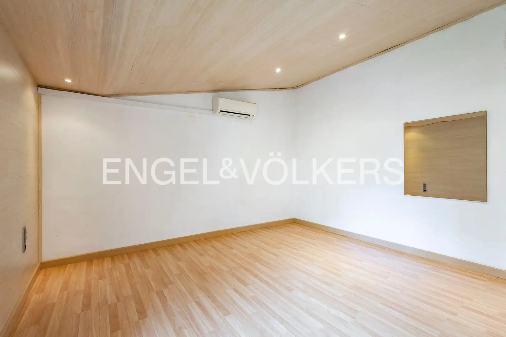 Einfamilien-Reihenhaus zum Verkauf in Barcelona mit Klimaanlage, Heizung und Privatgarten