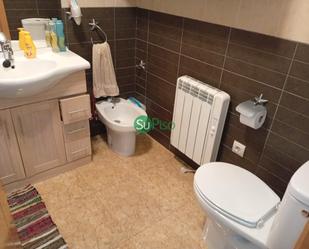 Bany de Pis en venda en Cedillo del Condado amb Aire condicionat, Calefacció i Terrassa