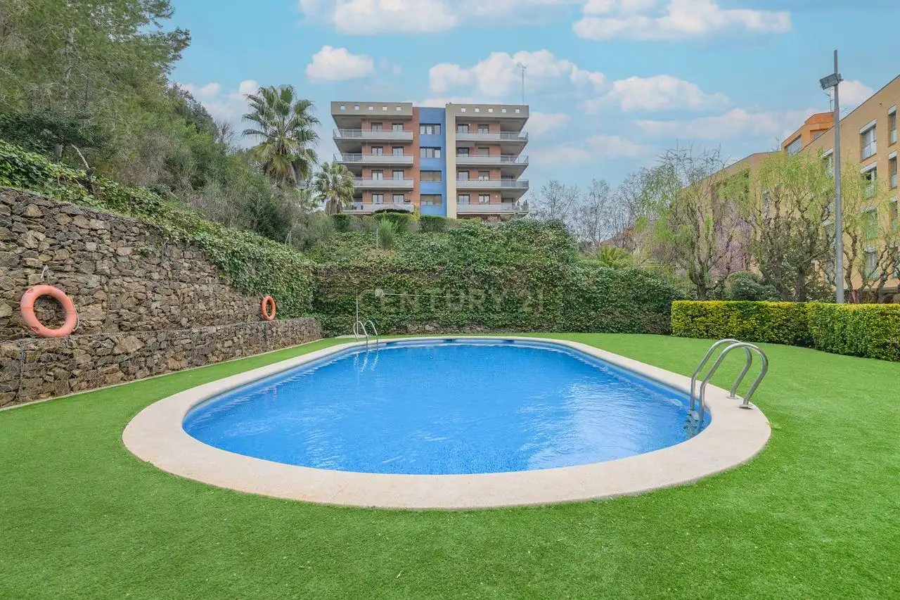 Piscina de Apartamento en venta en Molins de Rei con Aire acondicionado, Trastero y Balcón