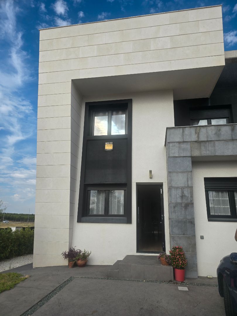Vista exterior de Casa adosada en venda en Navalcarnero amb Calefacció, Jardí privat i Terrassa