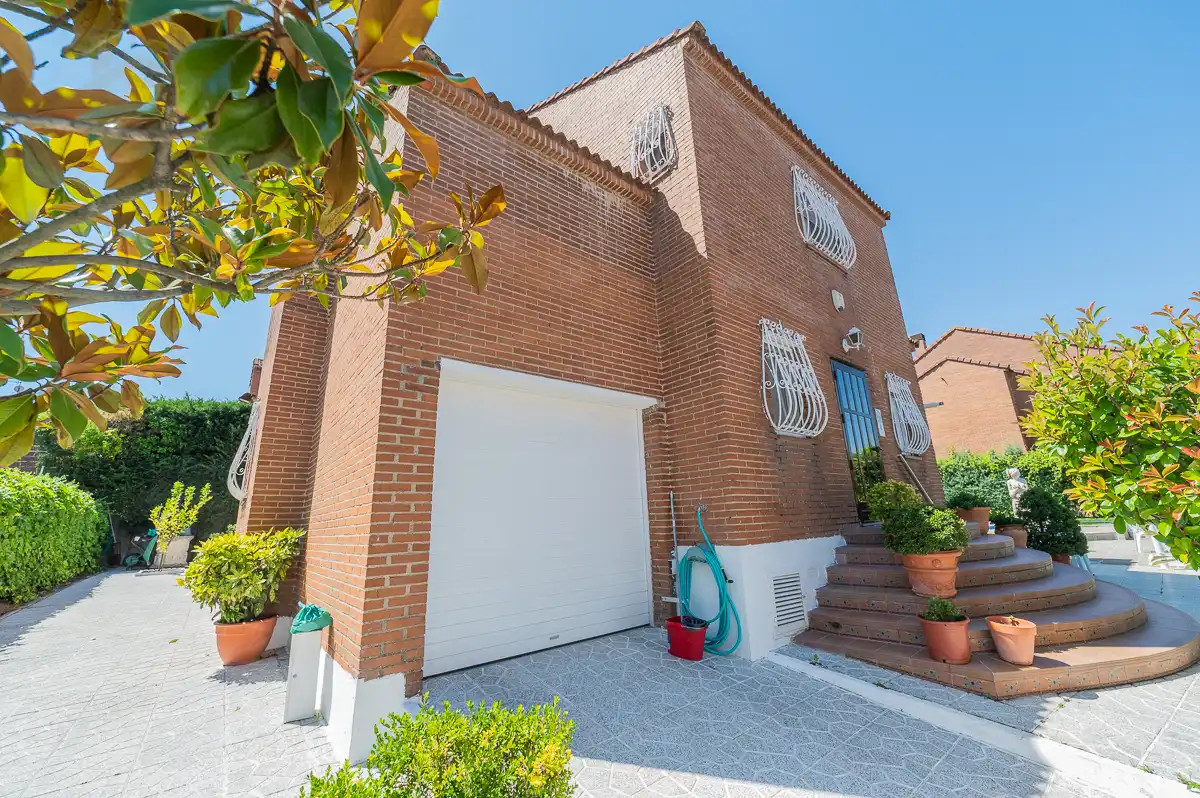 Exterior view of Houses for sale in Arroyomolinos (Madrid)  with Air Conditioner, Heating and Private garden