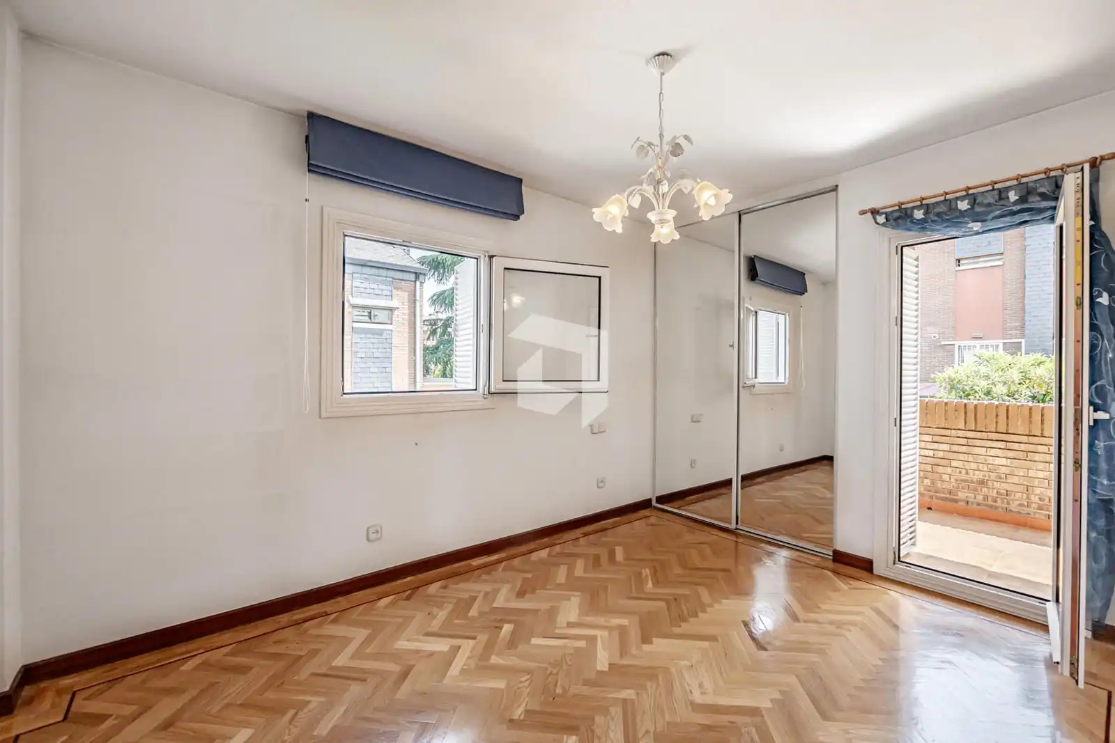 Dormitori de Casa adosada en venda en Pozuelo de Alarcón amb Aire condicionat, Calefacció i Jardí privat