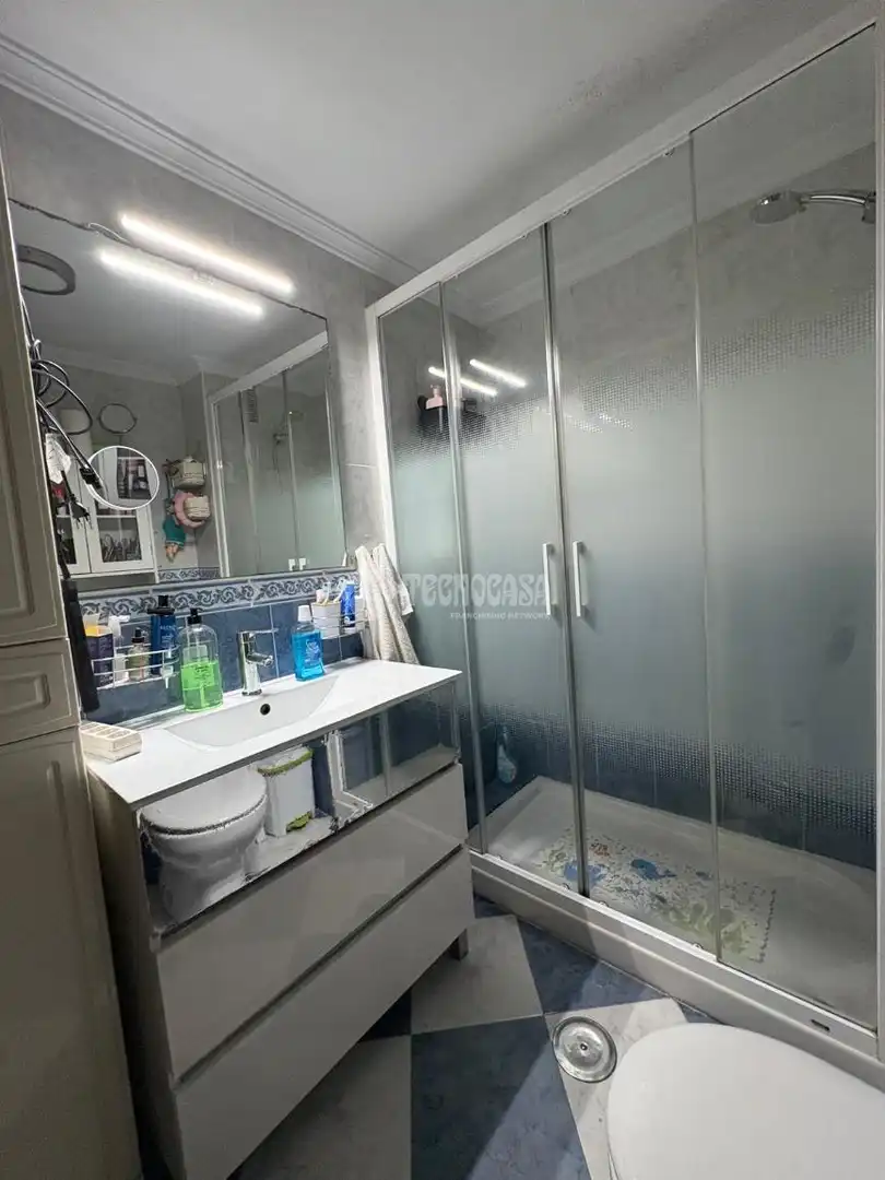 Bathroom of Flat for sale in Sevilla  with Air Conditioner and Balcony